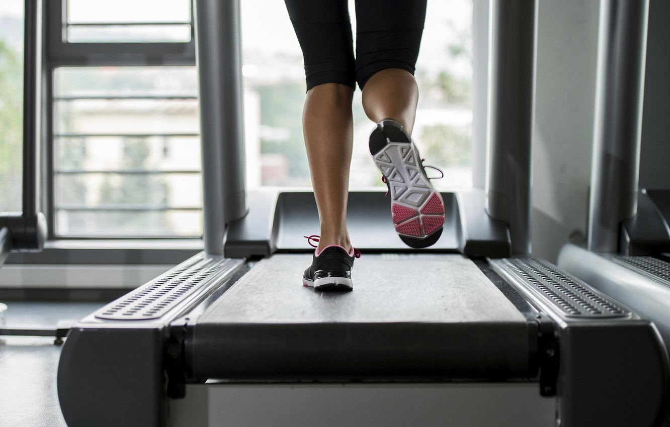 treadmill-woman-legs-fitness